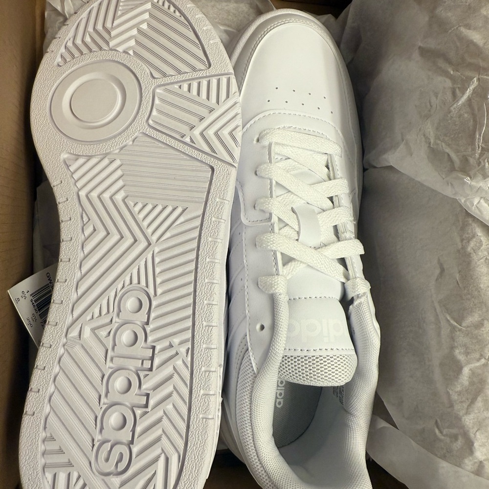 Wome’s sz 8 BRAND NEW IN BOX ADIDAS Hoops low gym shoes